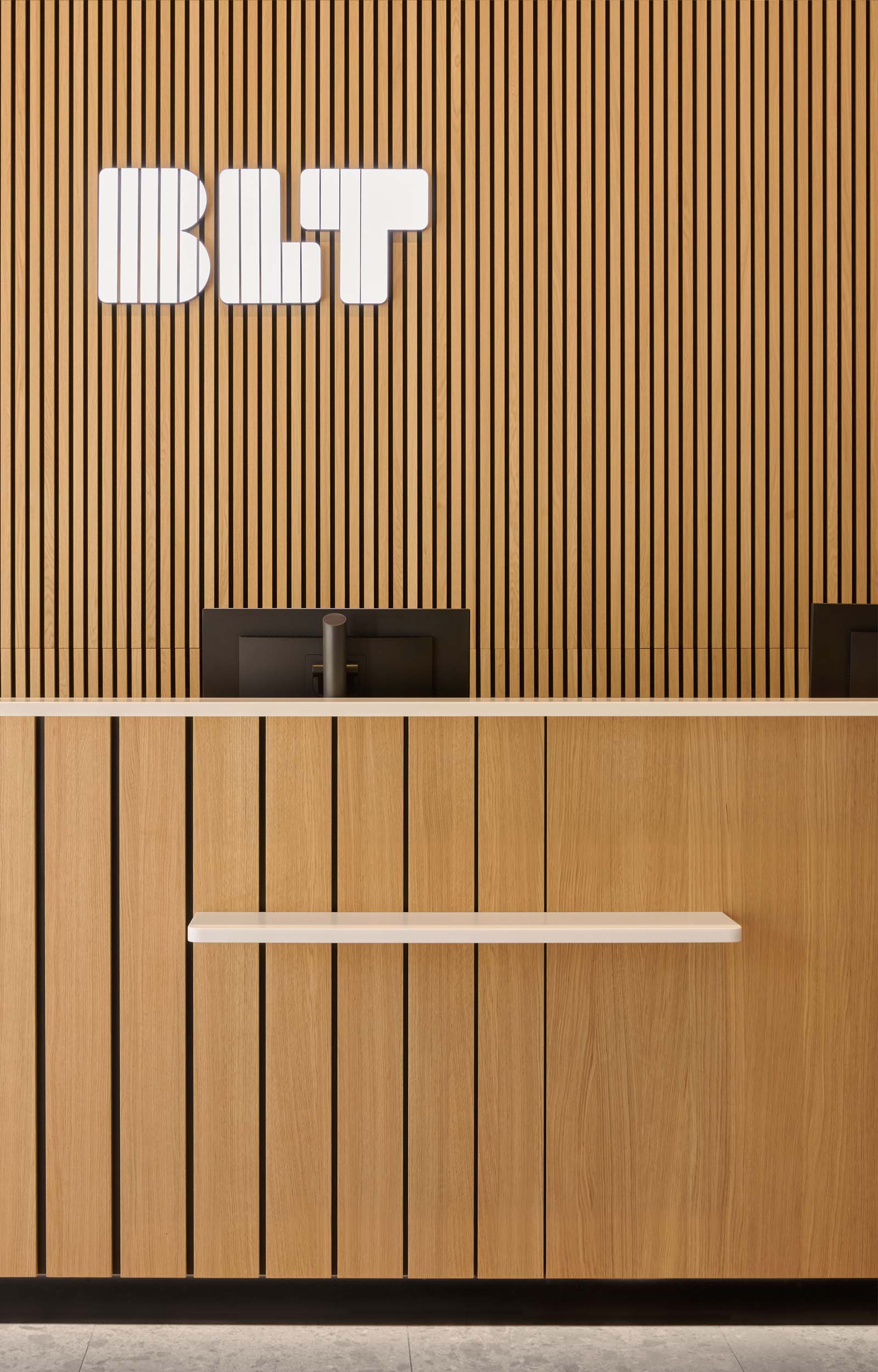 Arbeitswelten und Transportwesen. Home of Mobility. Ticket Office, Empfangsdesk. BLT Baselland Transport AG - MACH Architektur.