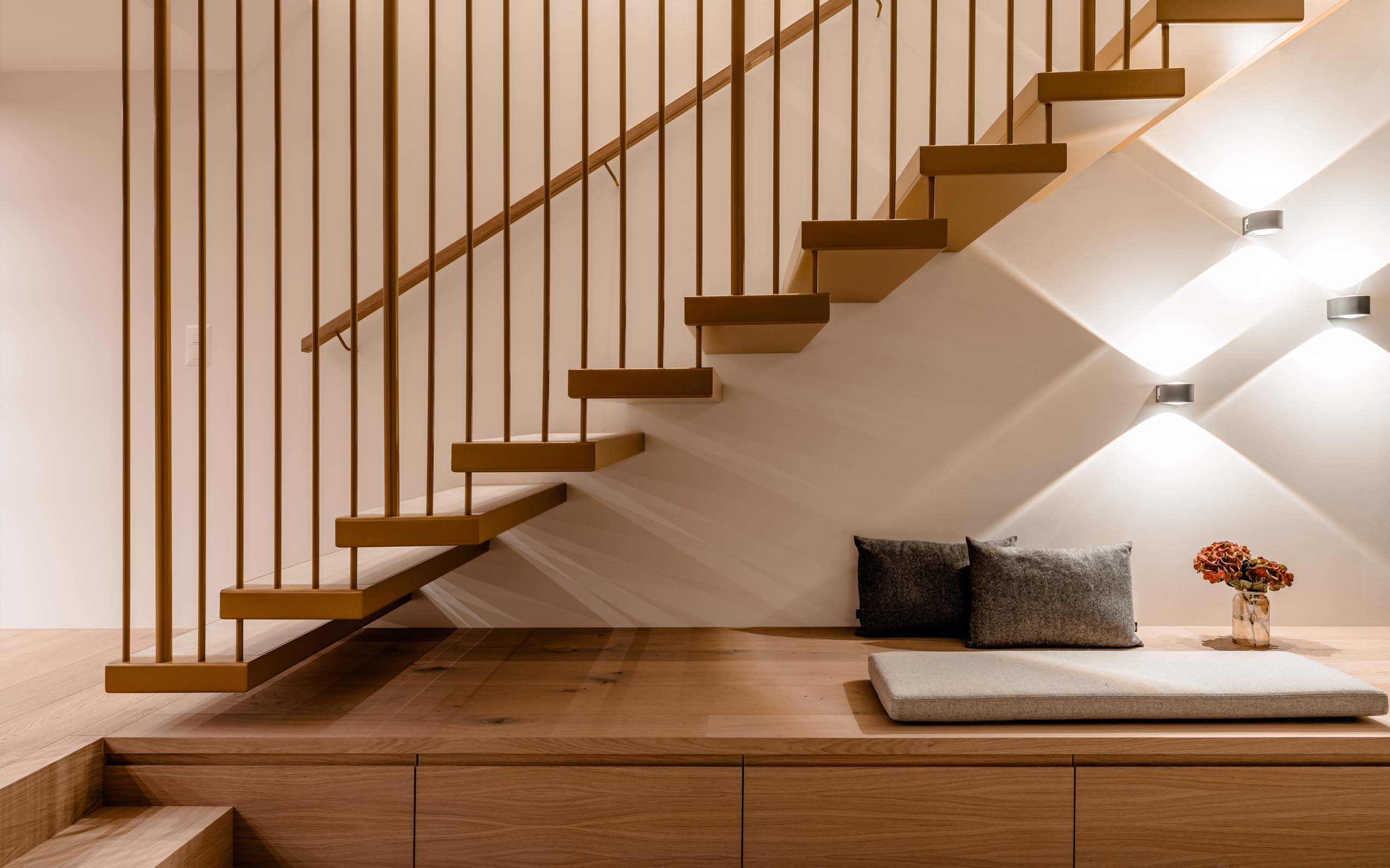 Eingentumswohnung. Schreinerarbeit Holztreppe mit Podest und Stauraum. ASA Andermatt Swiss Alps - MACH Architektur.