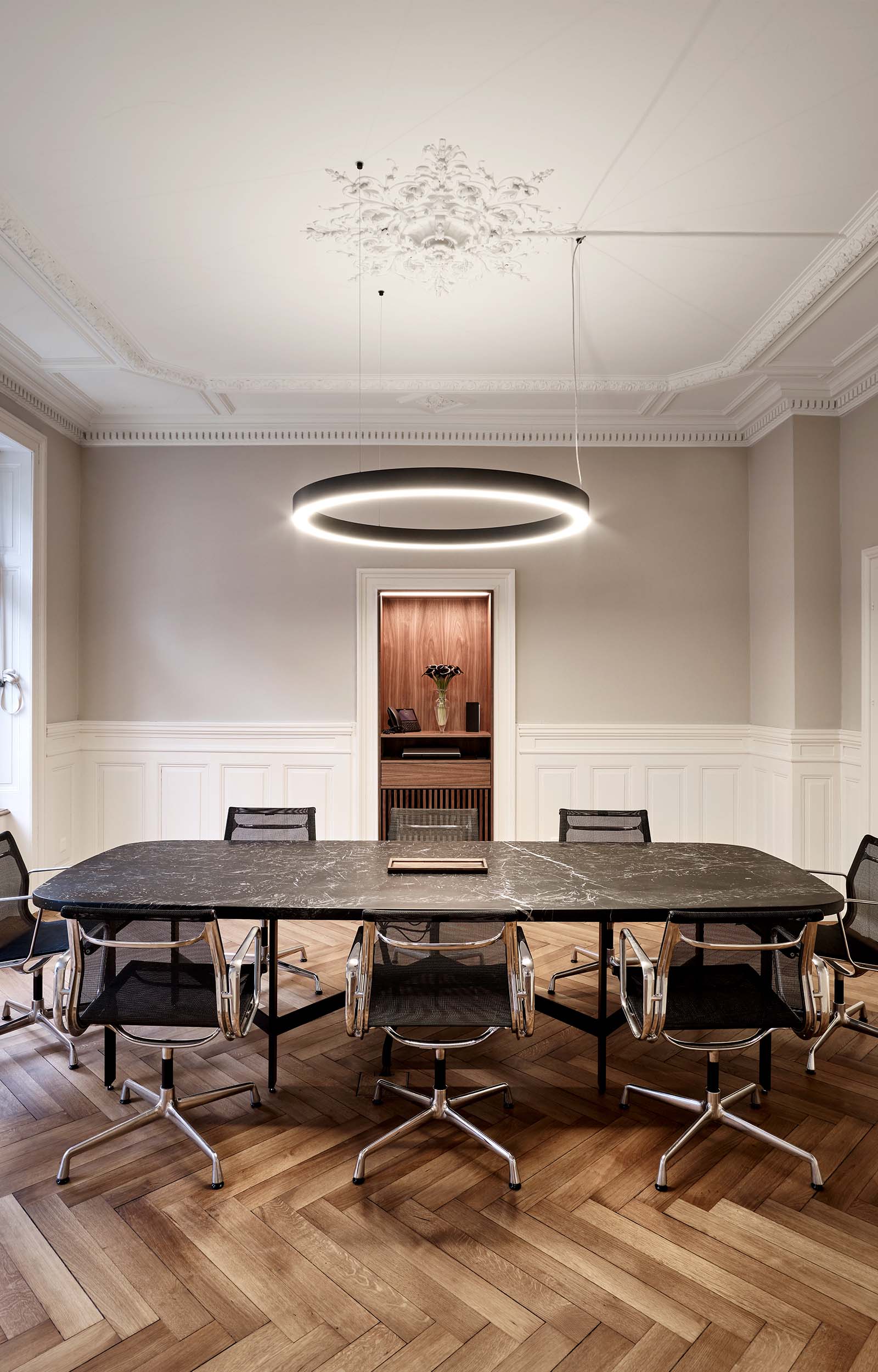 Arbeitswelten. Buero. Meetingraum. Mieterausbau in Altbau. Head Office Agentur - MACH Architektur.