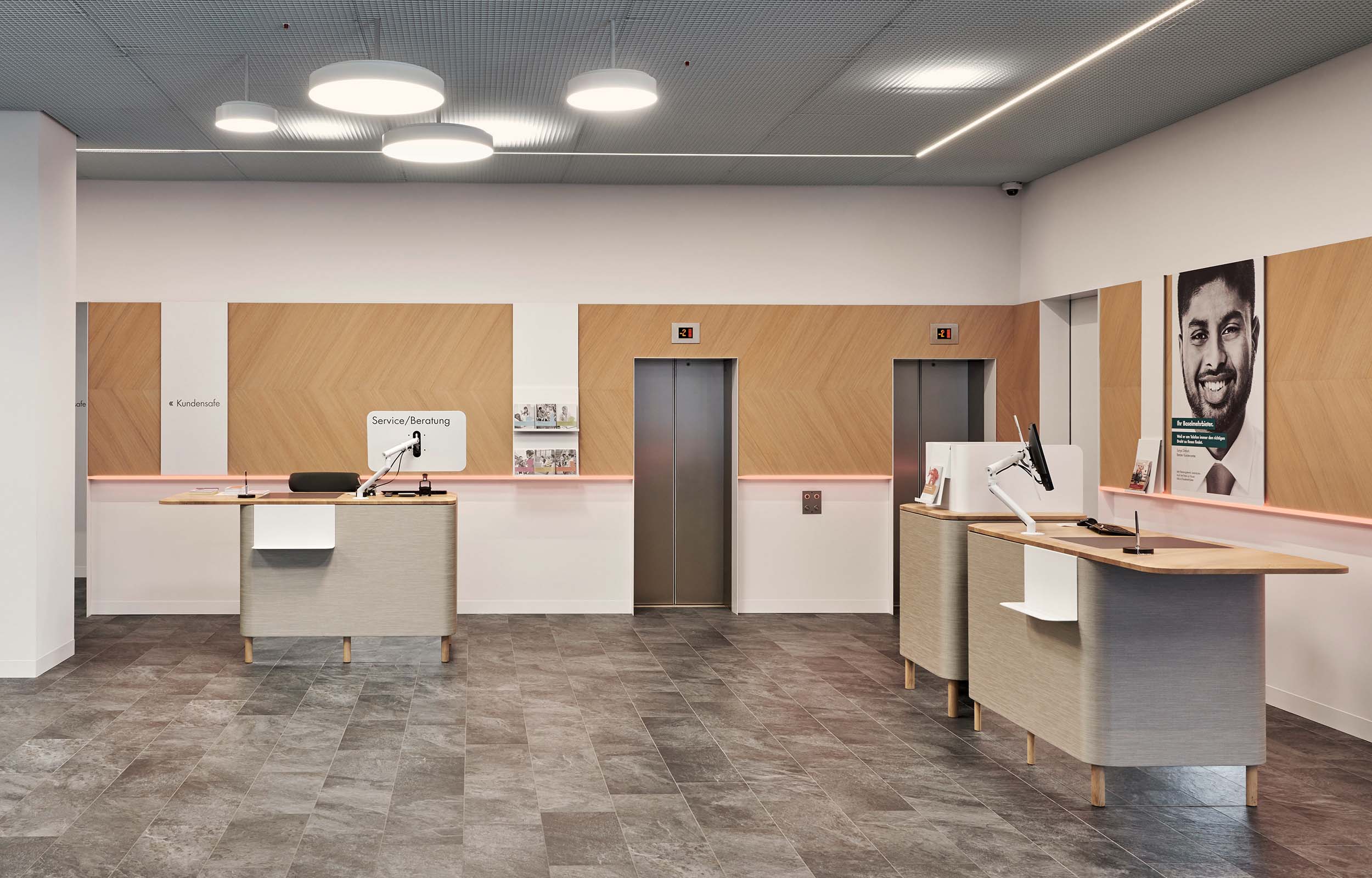 Banken & Finanzen. Hauptsitz. Kundenhalle. Basellandschaftliche Kantonalbank Liestal - MACH Architektur.